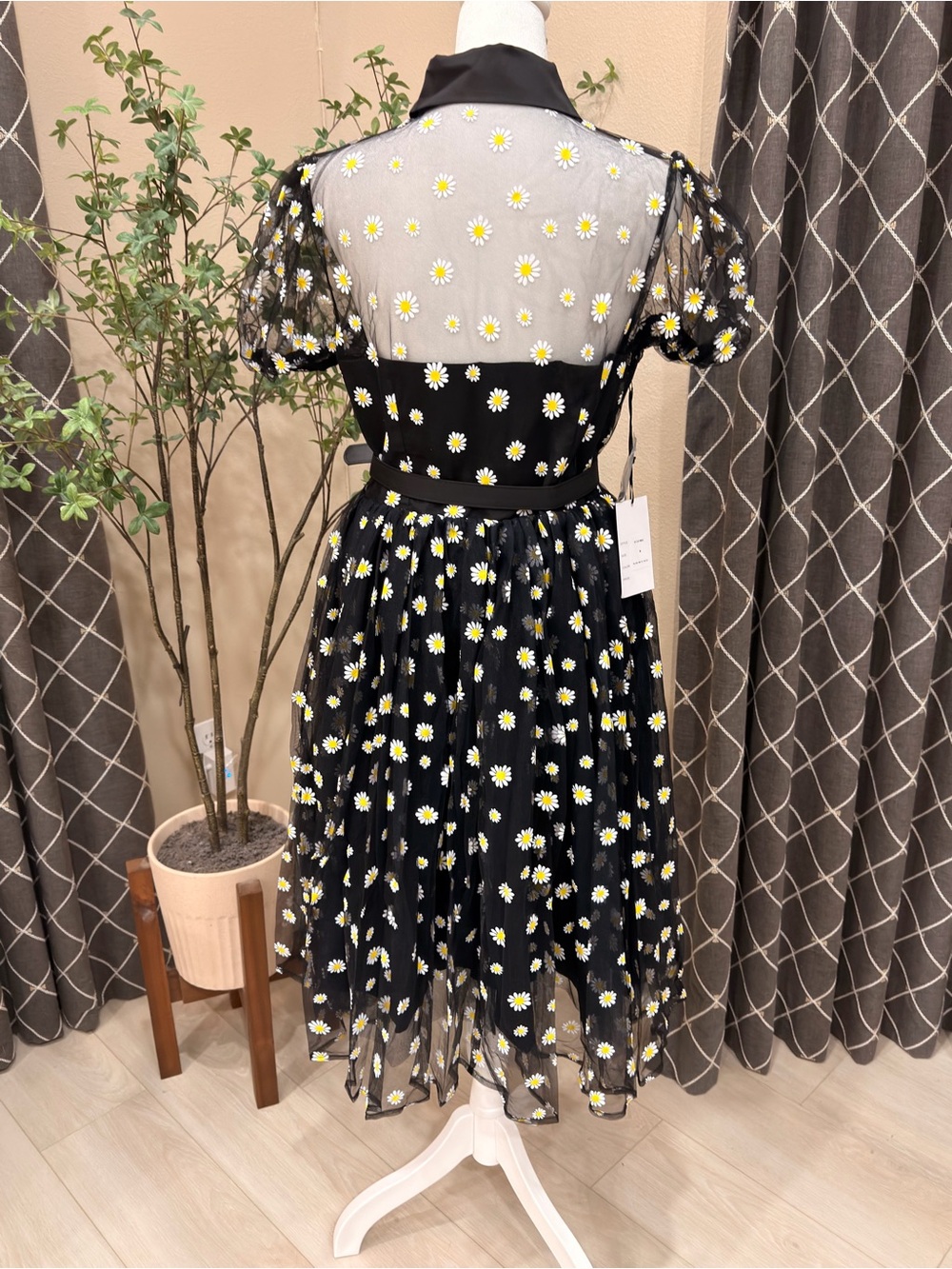 UNIQUE VINTAGE Rare Daisy Embroidered Sheer Retro Fit & Flare Dress NWT, Size M - Picture 5 of 8